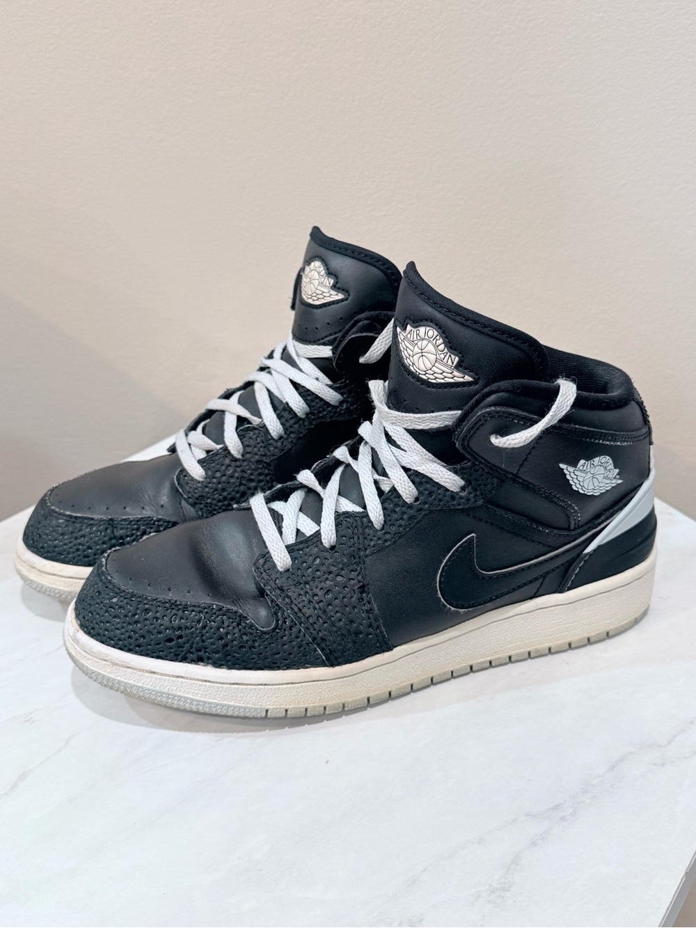 🔥Nike Air Jordan 1 Mid Black with White Accents Kids Sneakers Size 5.5 EUC🔥
